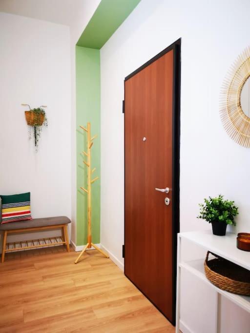 Appartamento Sunny Flat 50 Meters From The Metro *