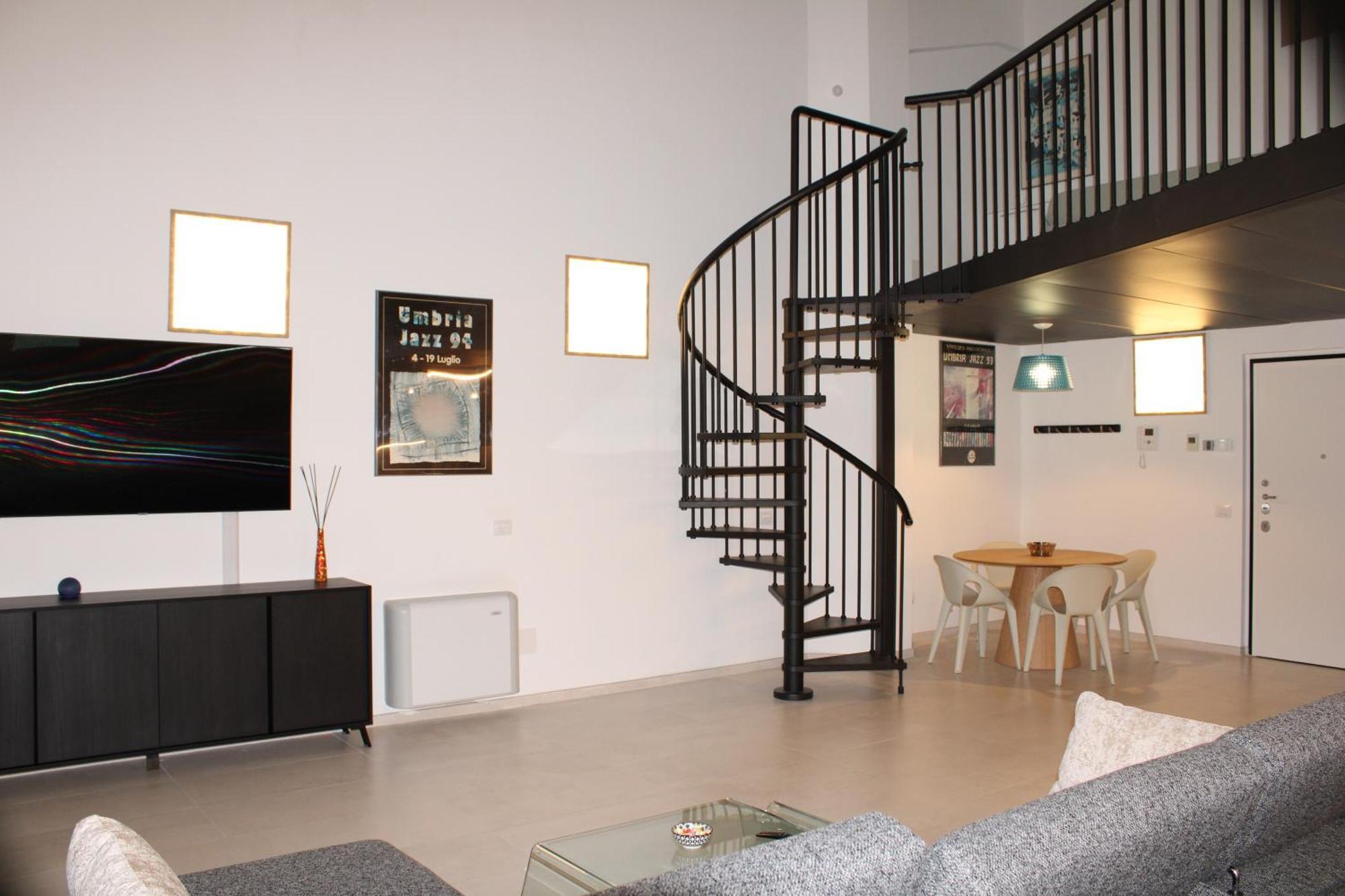 Space Loft - Close To M5 Subway - Free Parking - Sky & Netflix Tv