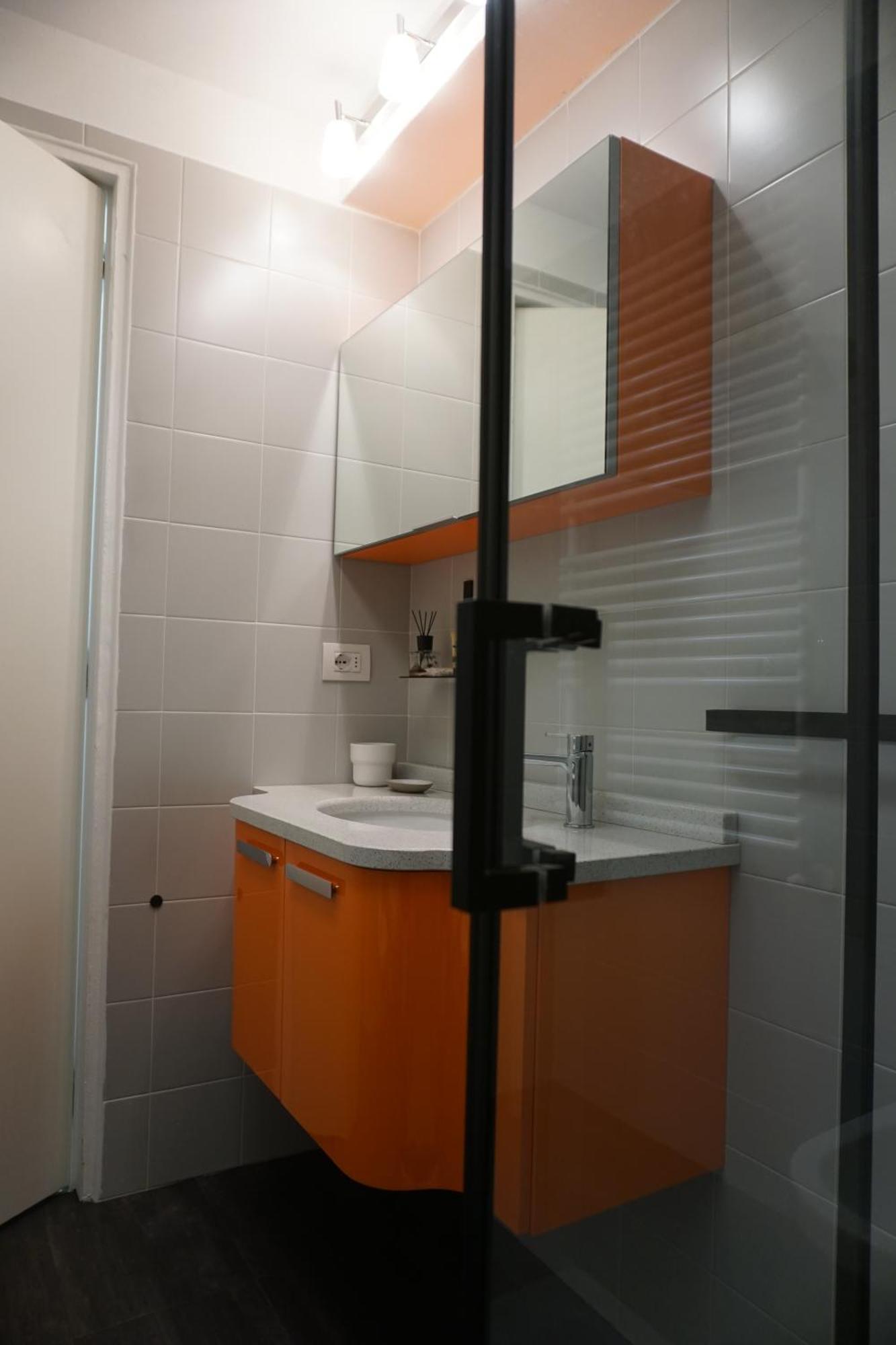 Space Loft - Close To M5 Subway - Free Parking - Sky & Netflix Tv Apartment *