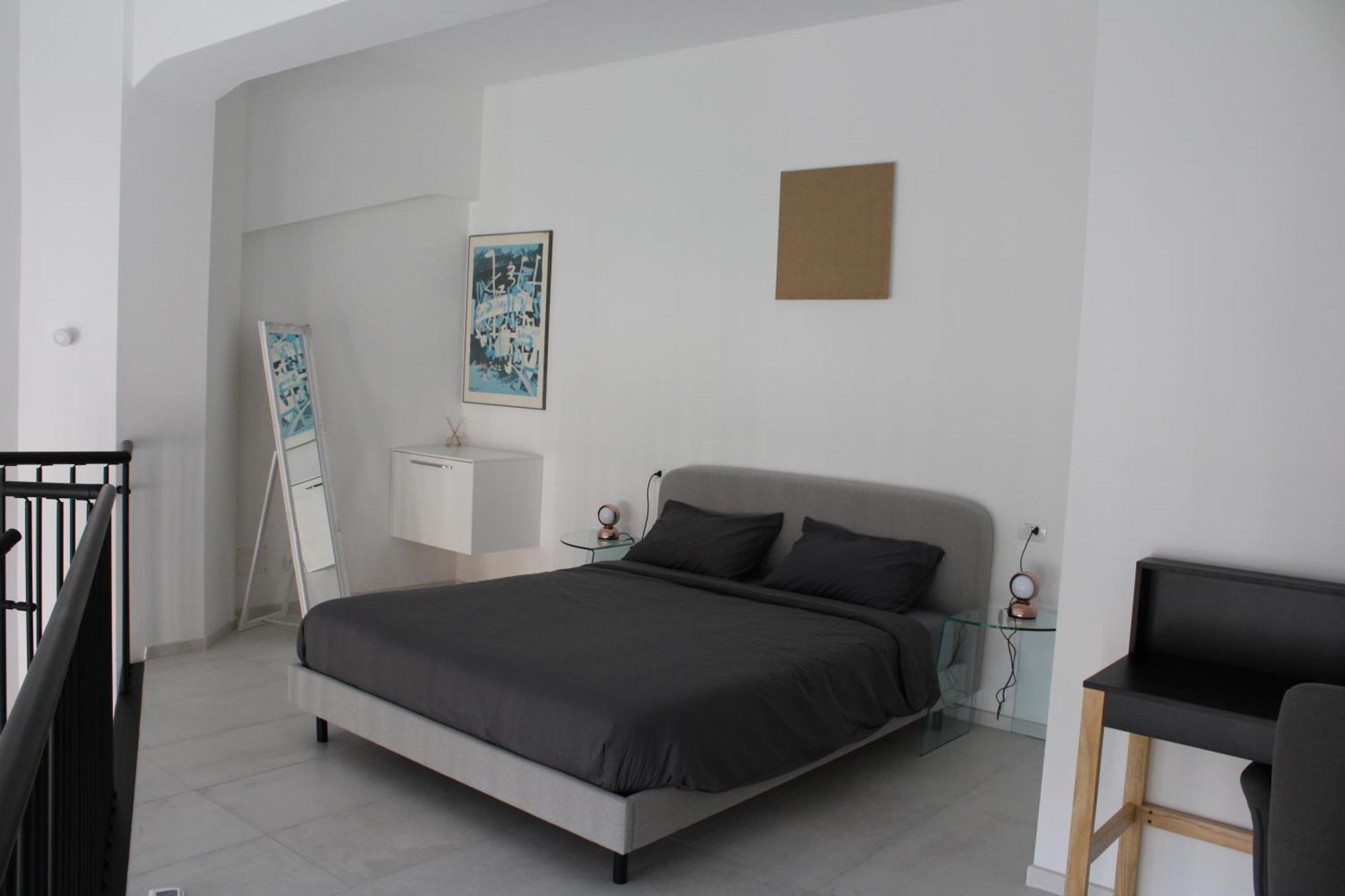 Space Loft - Close To M5 Subway - Free Parking - Sky & Netflix Tv Apartment