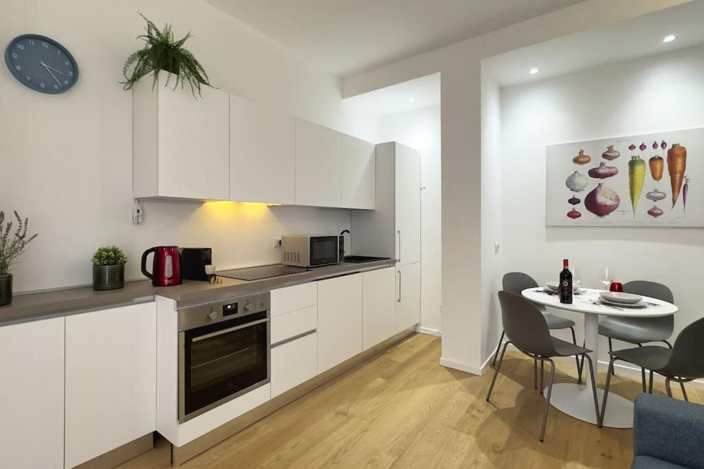 Apartment 10 Min To Rho Fiera-sansiro - Wifi - Ac - Netflix Milan
