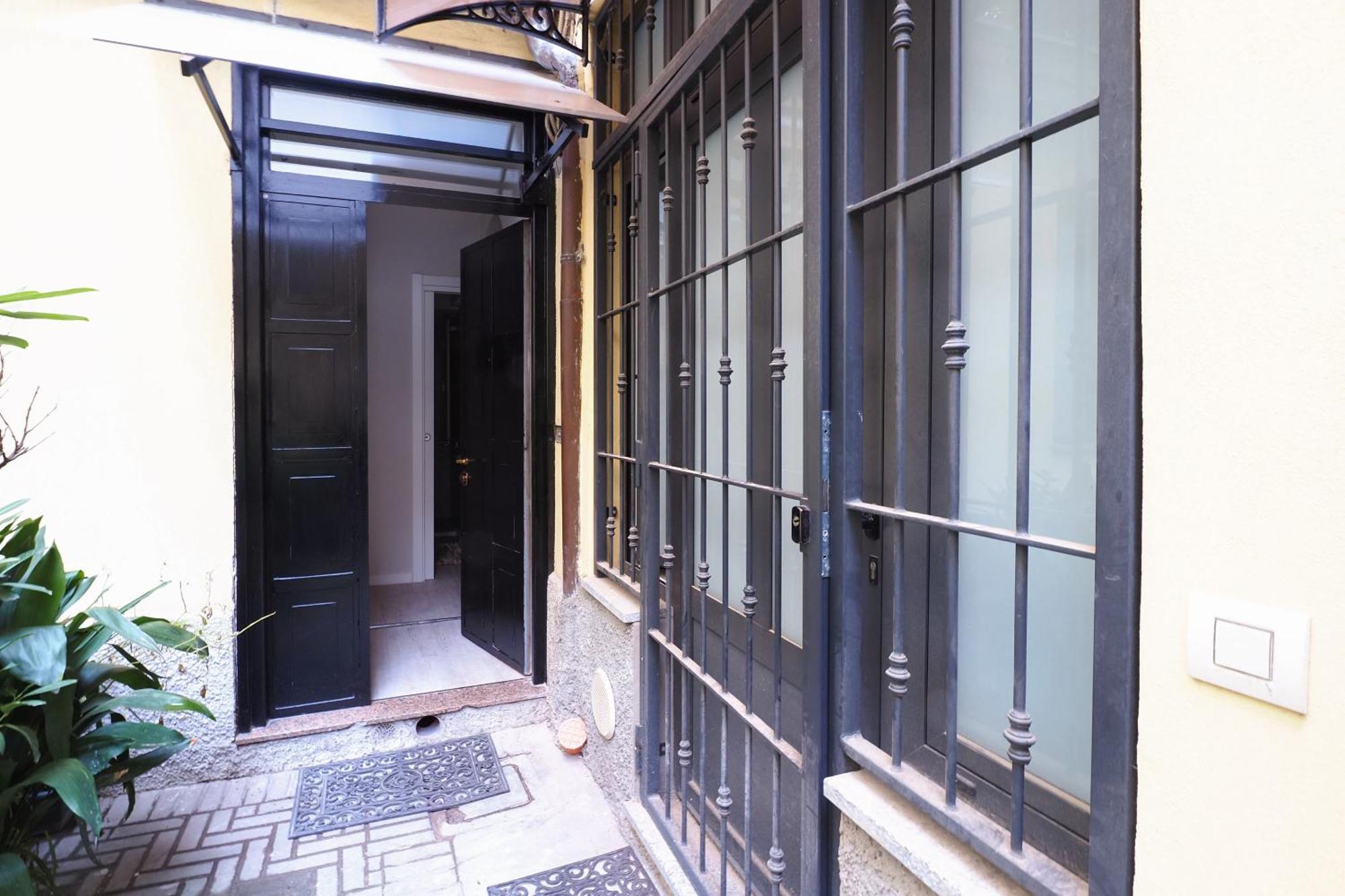 Apartment Delizioso Tra Navigli E Mm Sant'agostino Milan