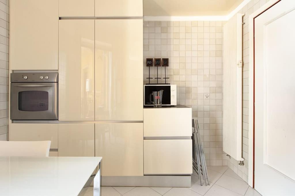 Sunshine-filled On Subway Appartement Milaan