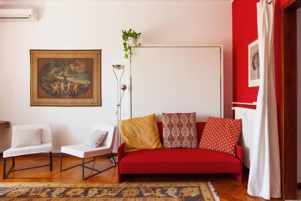 Sunshine-filled On Subway Appartement Milaan