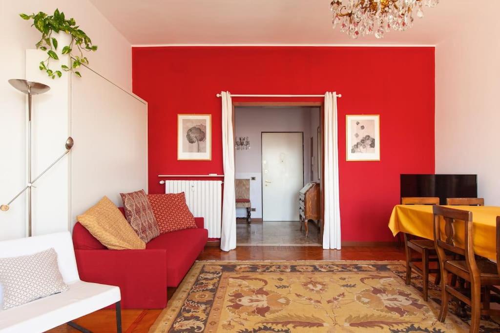 Appartement Sunshine-filled On Subway Milaan