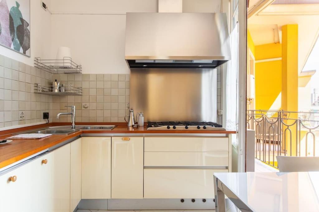 Appartement Sunshine-filled On Subway Milaan
