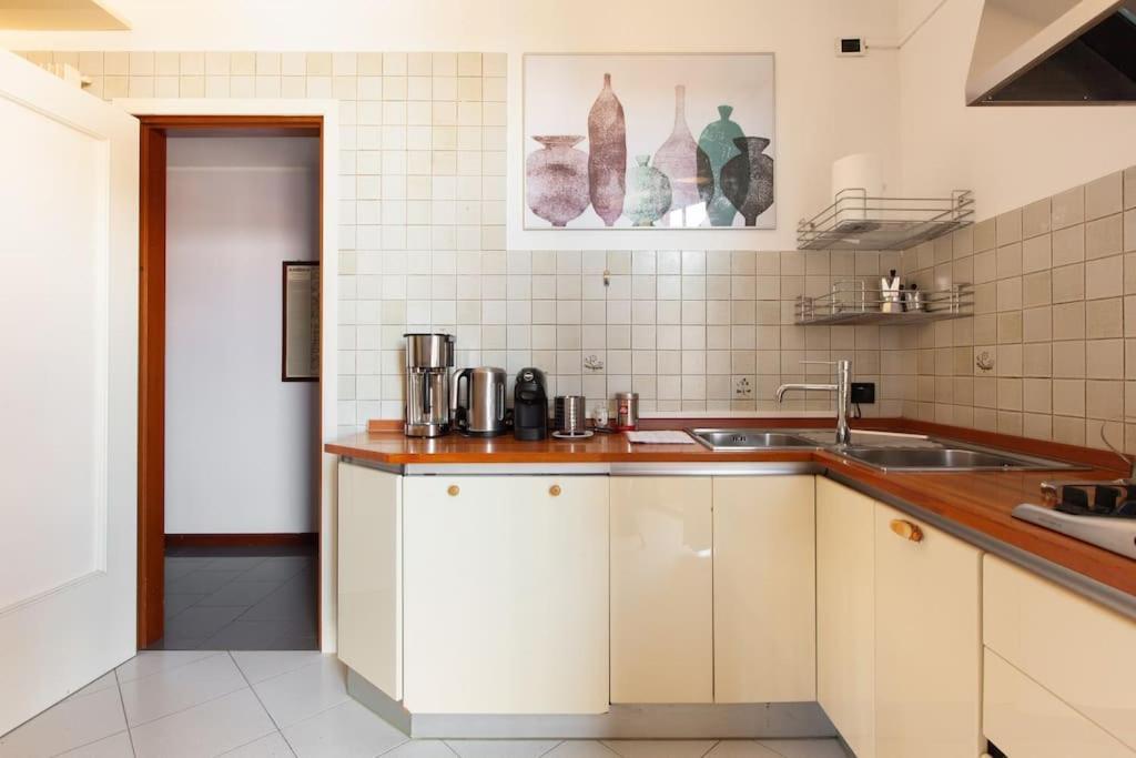 Appartement Sunshine-filled On Subway Milaan