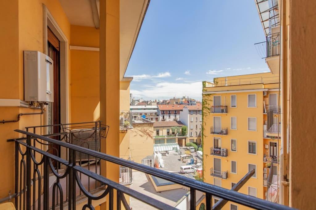 Sunshine-filled On Subway Appartement Milaan