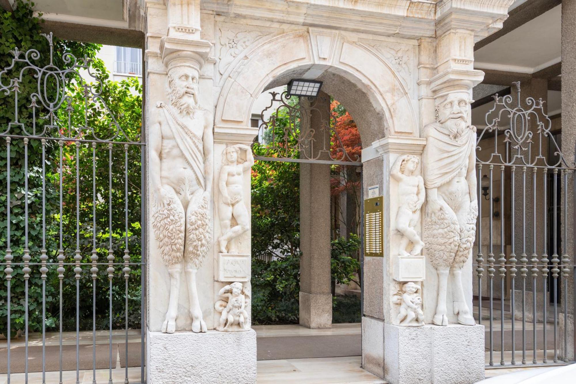 Classy Heritage Home, Center Milano