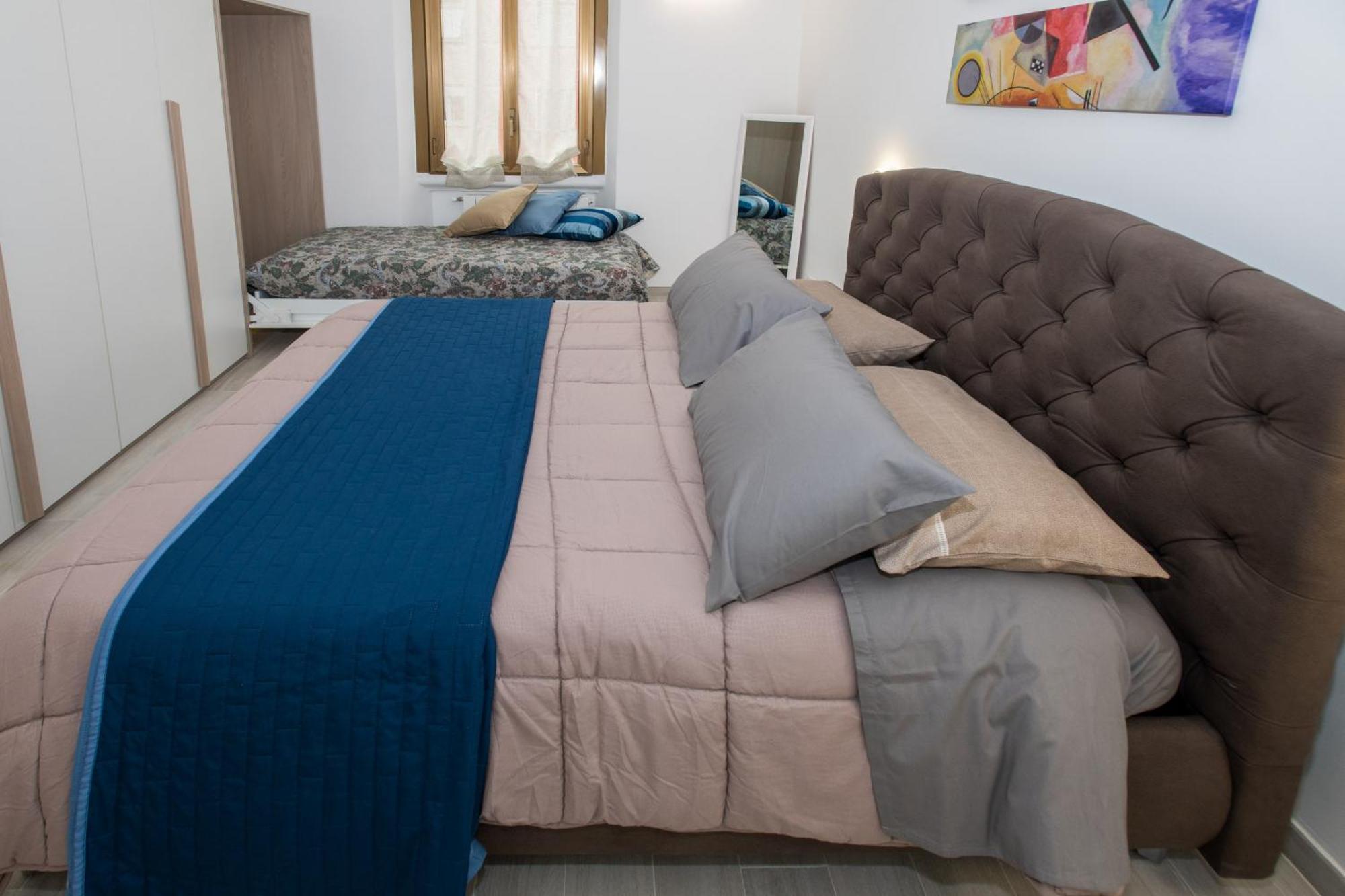 The Palm Sisters - Navigli, Bocconi * Milaan