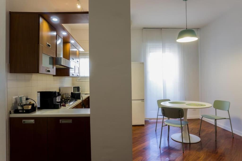 Leilighet House - 20 Min From Center, Free Wifi And Private Parking Milano