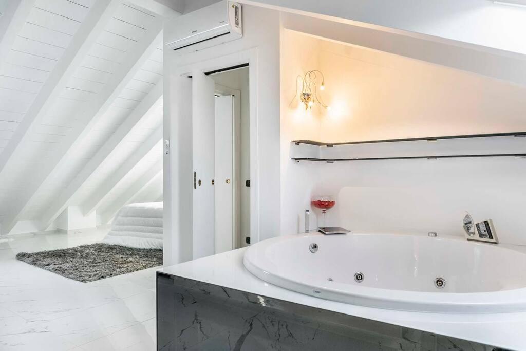 Apartment Jacuzzi Duomo - Free Parcking Ac Wi-fi Milan