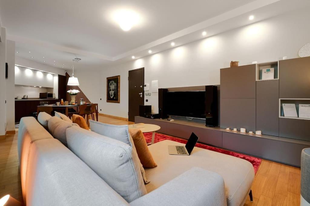 Life Suite-hosted By Sweetstay