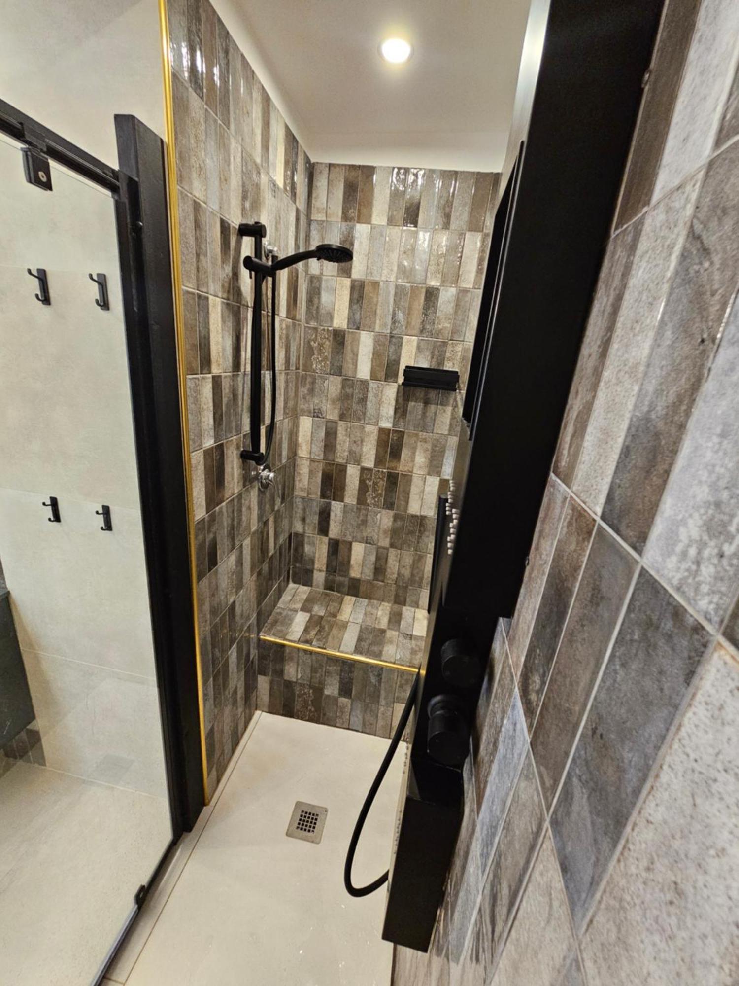 Exclusive Top Floor 2-bedroom Flat Appartamento