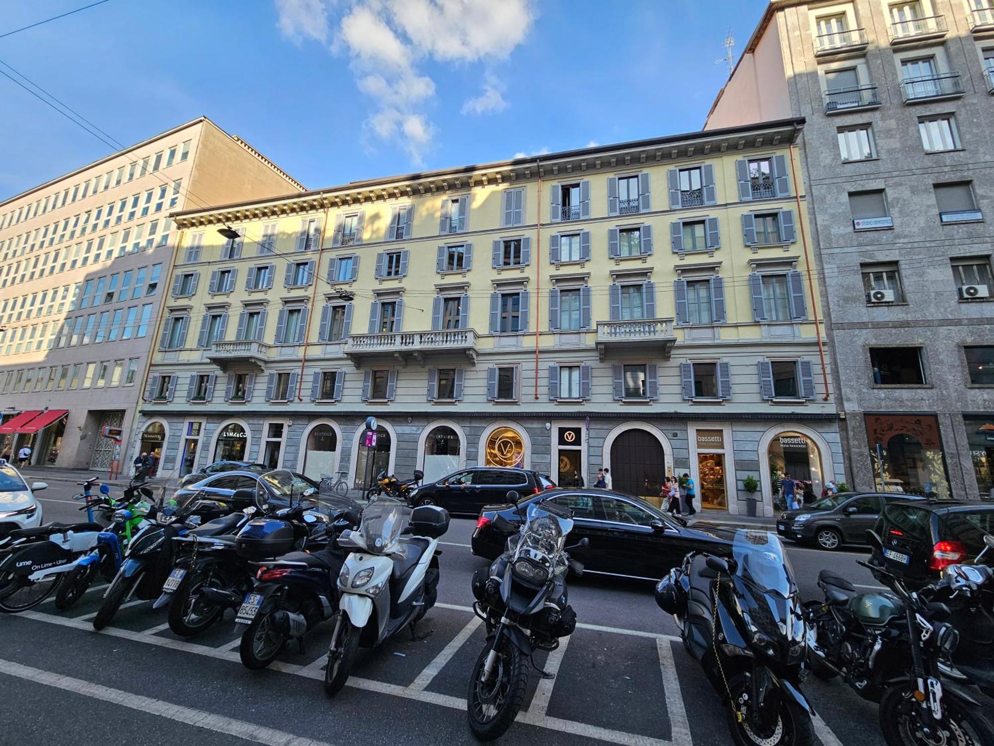 Exclusive Top Floor 2-bedroom Flat Apartment Milan
