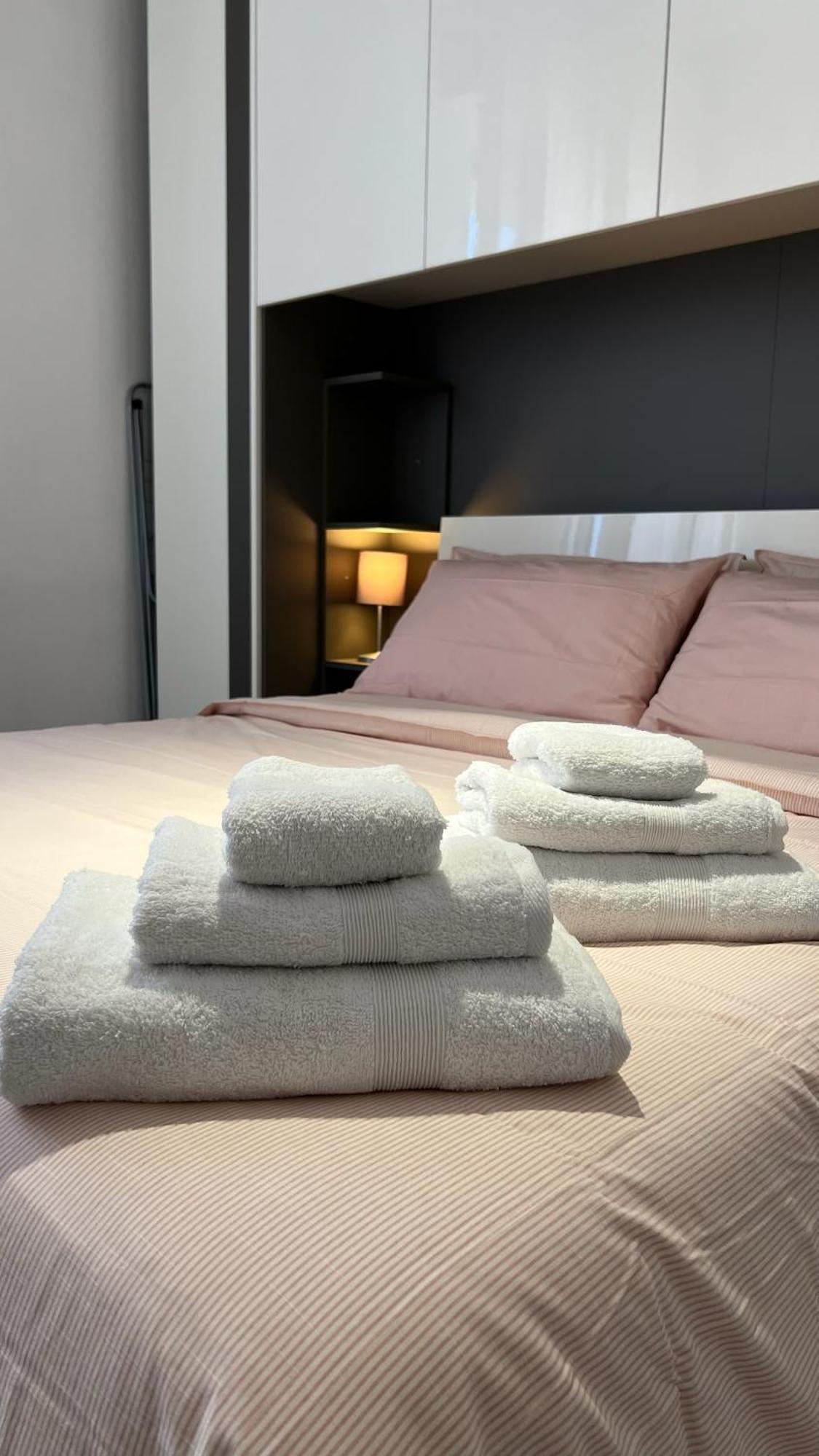 Rafael - 10 Min From Linate Airport, Centrale Fs, Ospedale San Raffaele Leilighet Milano