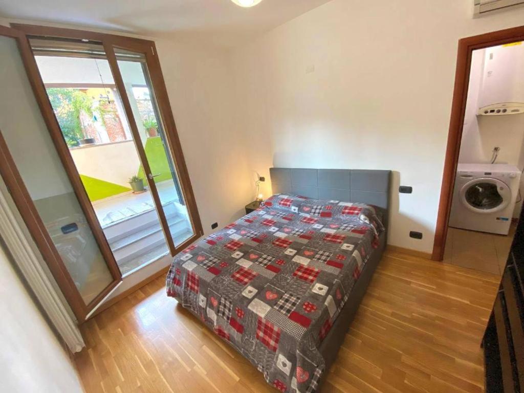 Conte Rosso House, Con Doppia Terrazza In Coorte Tranquilla A Due Passi Da Stazione E Metropolitana Lambrate Apartment