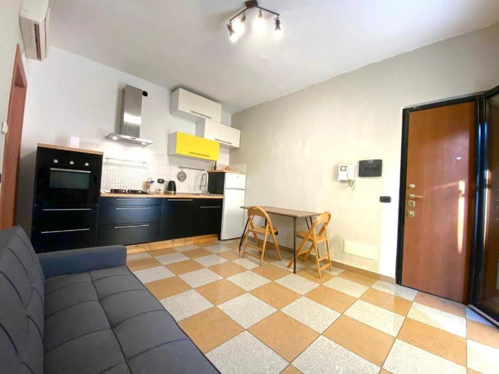 Conte Rosso House, Con Doppia Terrazza In Coorte Tranquilla A Due Passi Da Stazione E Metropolitana Lambrate * Milan
