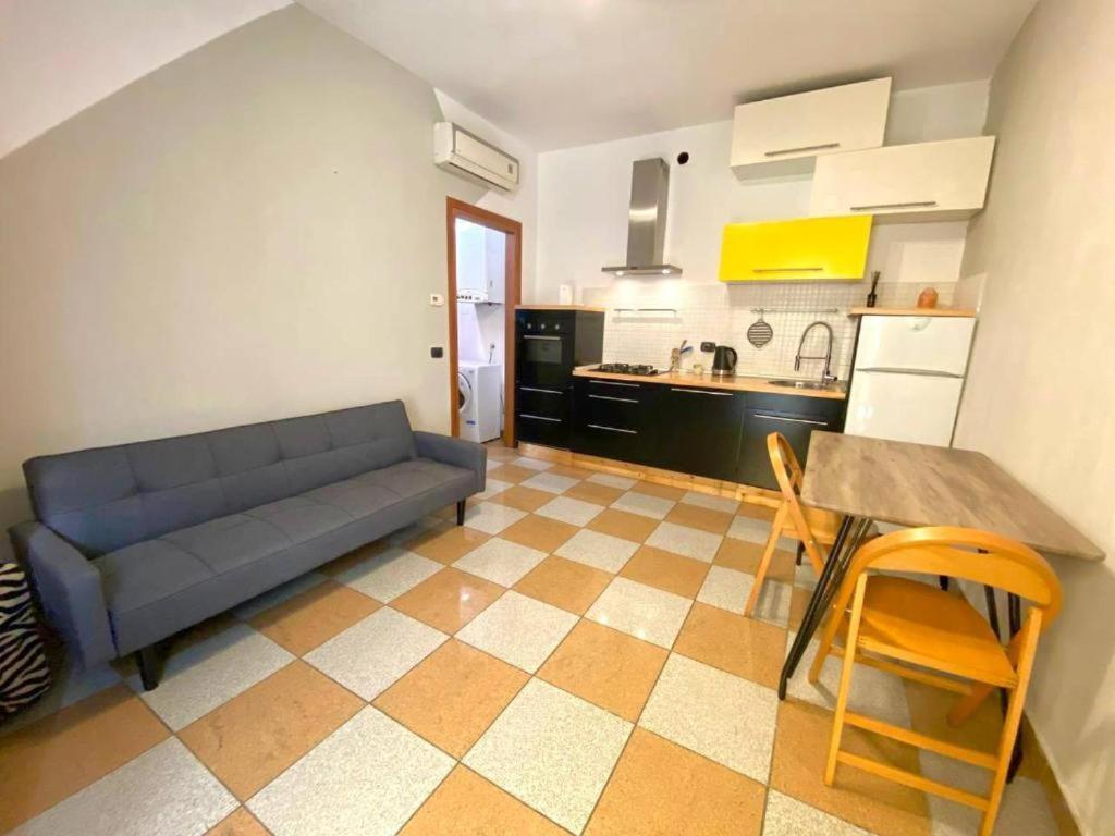 Conte Rosso House, Con Doppia Terrazza In Coorte Tranquilla A Due Passi Da Stazione E Metropolitana Lambrate Appartamento *