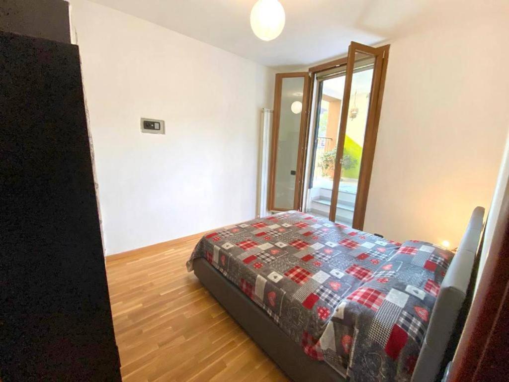 Appartamento Conte Rosso House, Con Doppia Terrazza In Coorte Tranquilla A Due Passi Da Stazione E Metropolitana Lambrate *