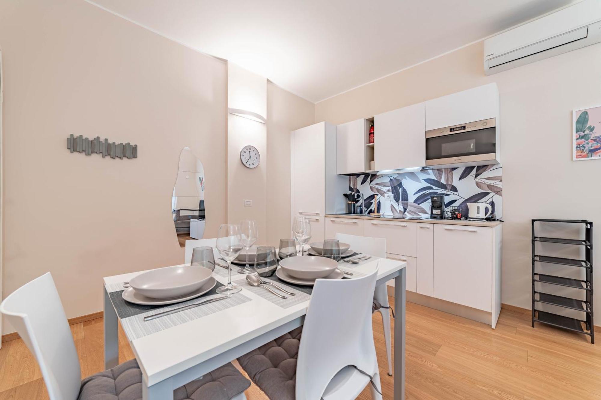 500 M From Corso Sempione, Close To Metro M5 Appartement