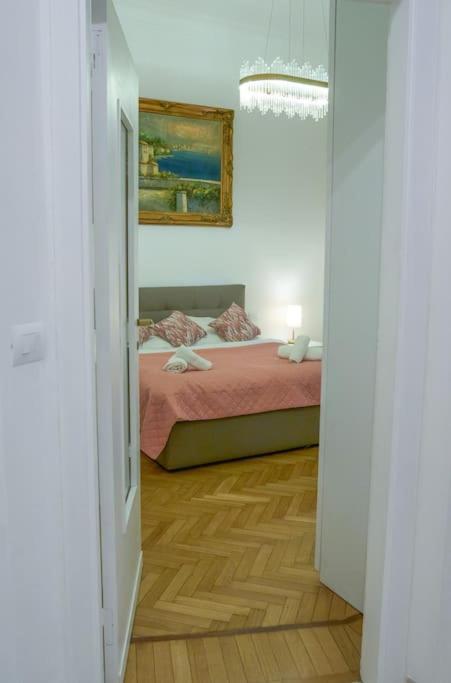 Citylife Brand New Luxury Art Apartment *
