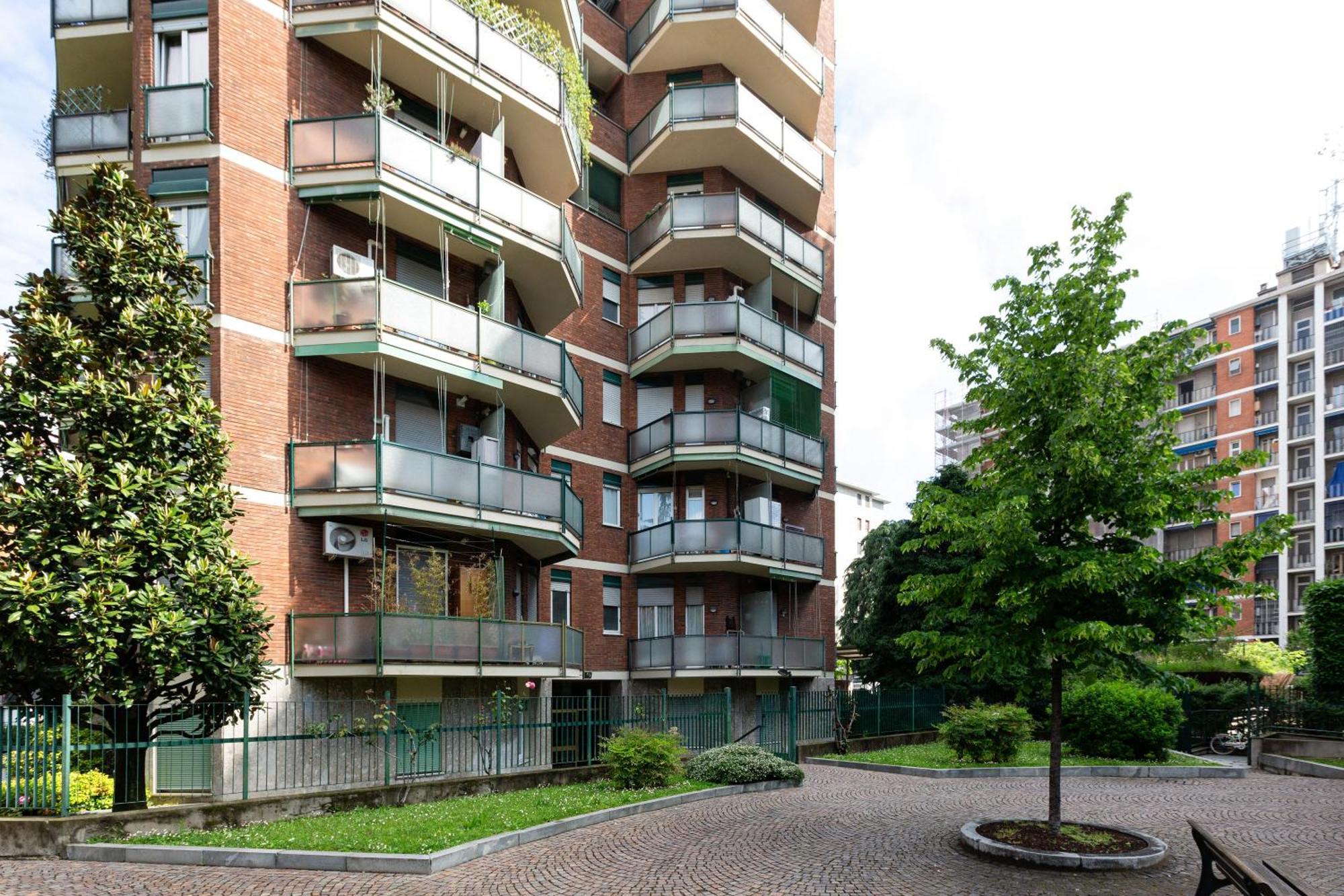Lorenteggio-piazza Frattini Balcony Appartamento Milano