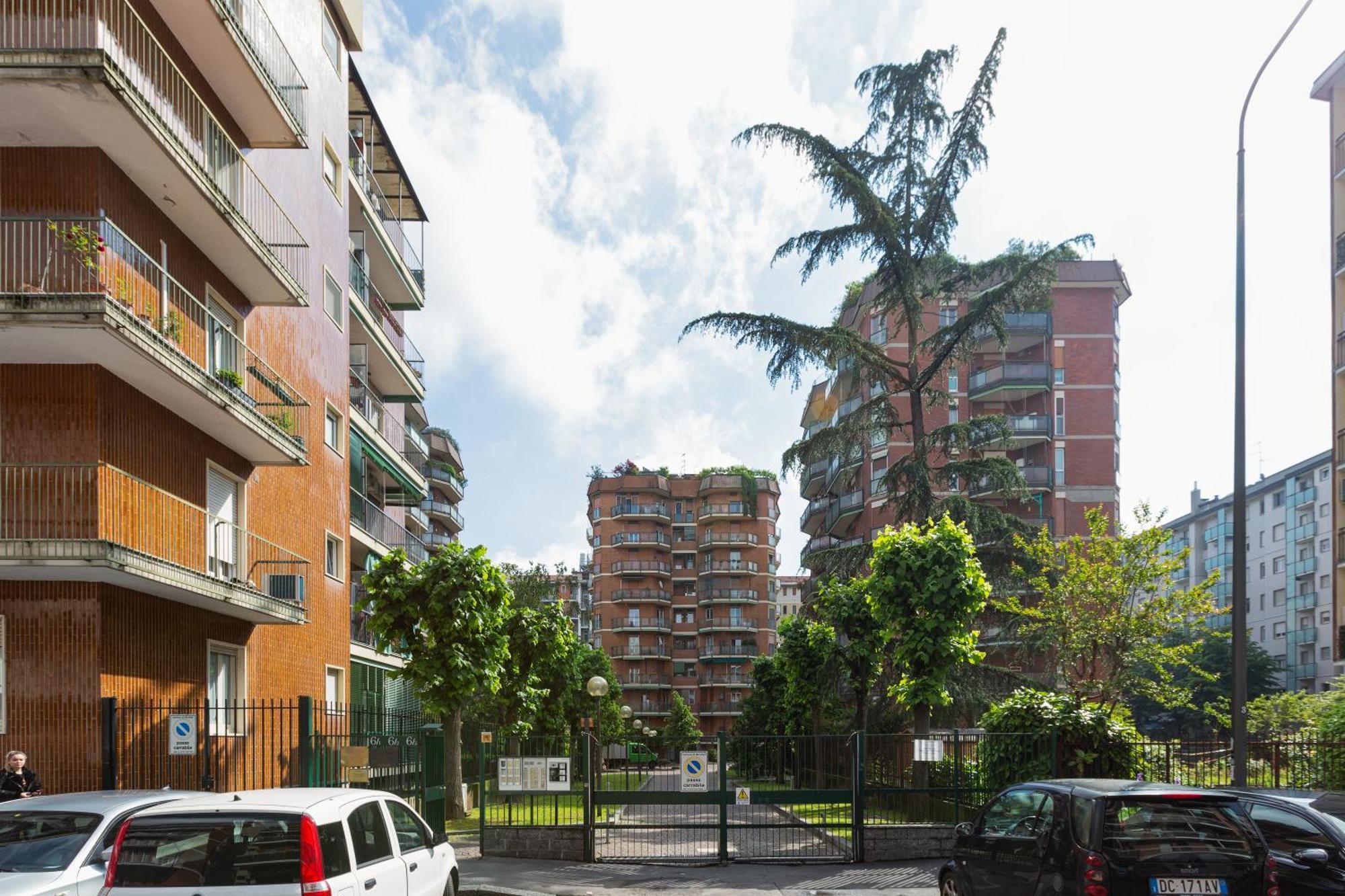 Lorenteggio-piazza Frattini Balcony Appartamento Milano
