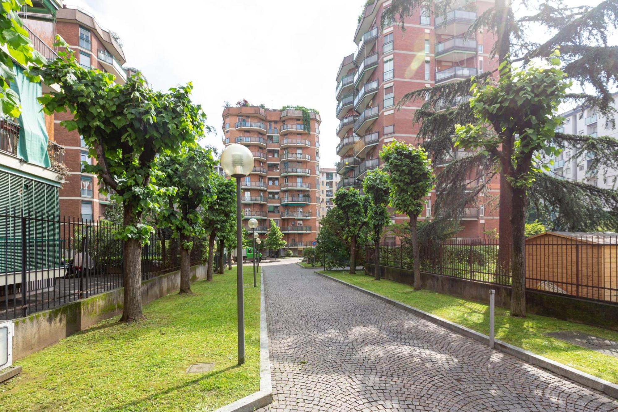 Lorenteggio-piazza Frattini Balcony *