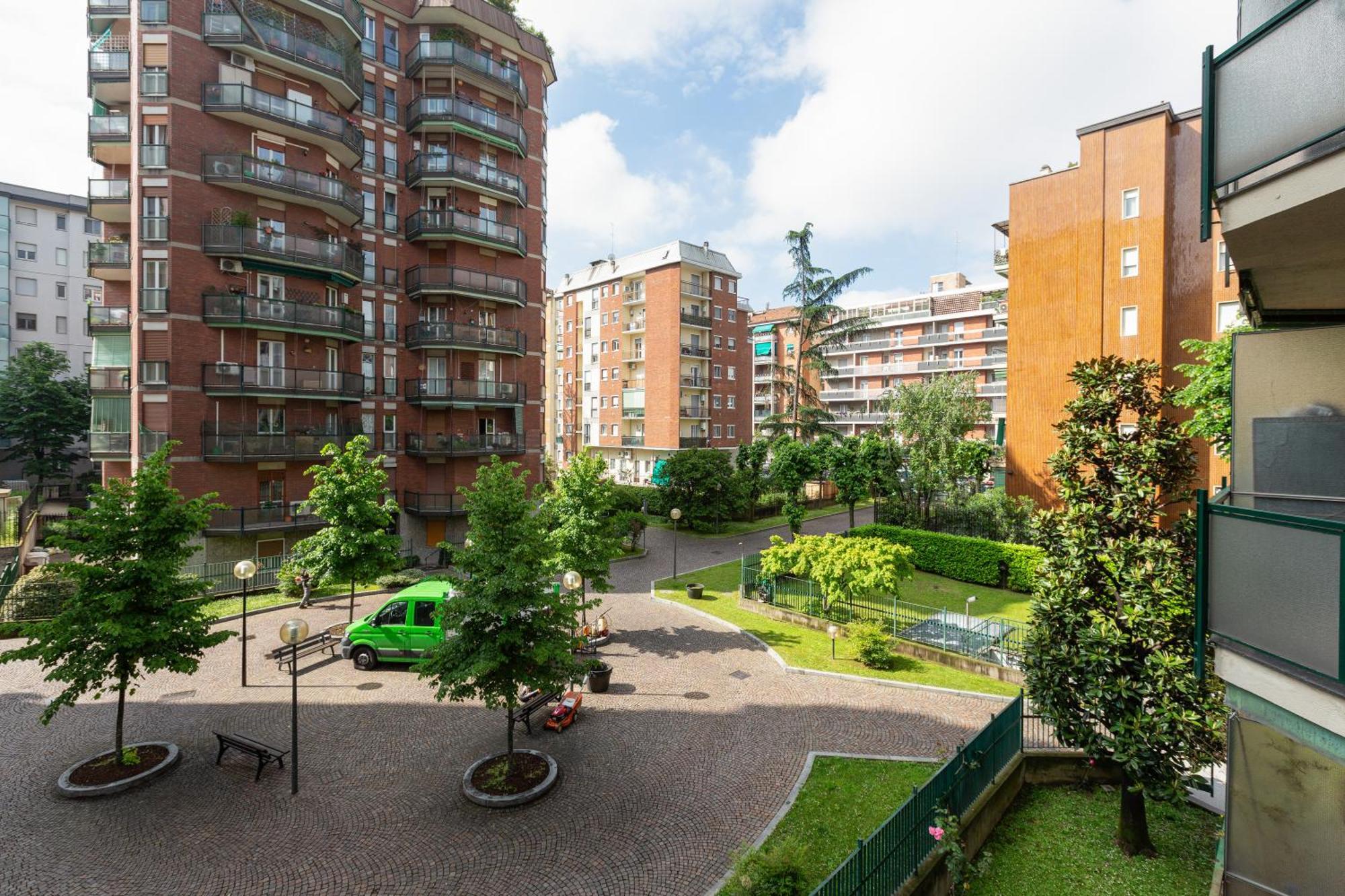 Lorenteggio-piazza Frattini Balcony Appartamento Milano