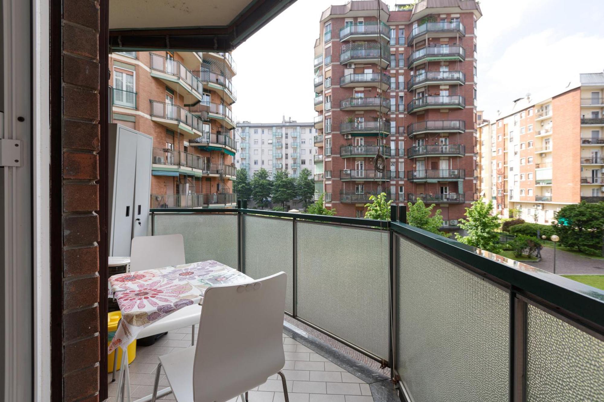 Lorenteggio-piazza Frattini Balcony Milano