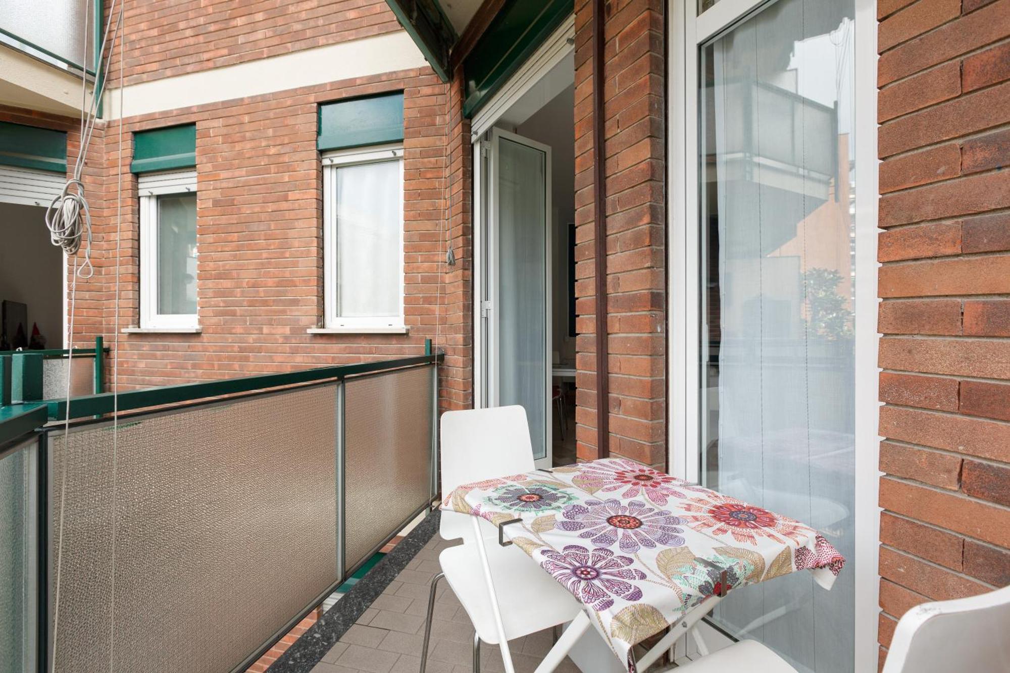 Lorenteggio-piazza Frattini Balcony Milano