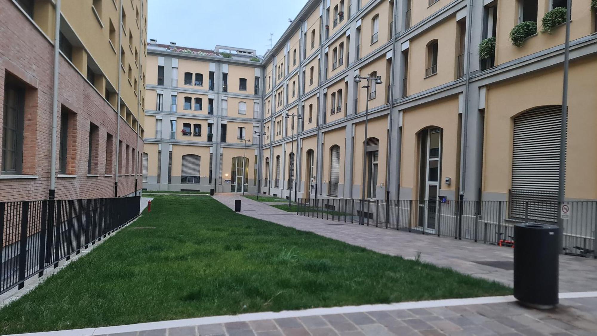 Space Loft - Close To M5 Subway - Free Parking - Sky & Netflix Tv Apartment