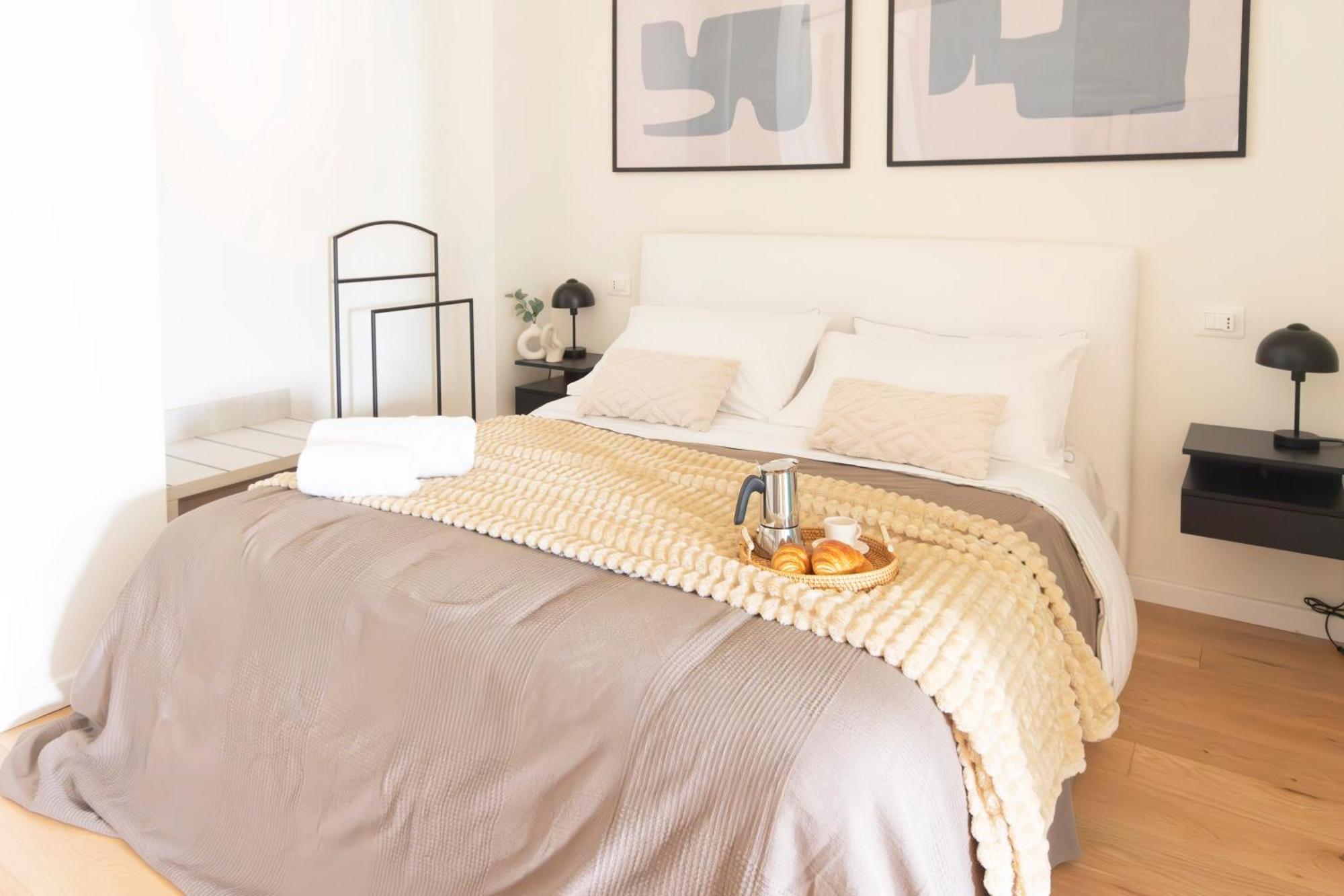 Modern & Stylish Near Isola & Station