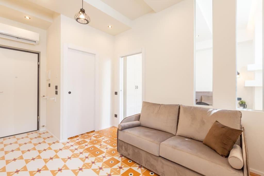 4fo6 Navigli-duomo -yellow Chic - Milano