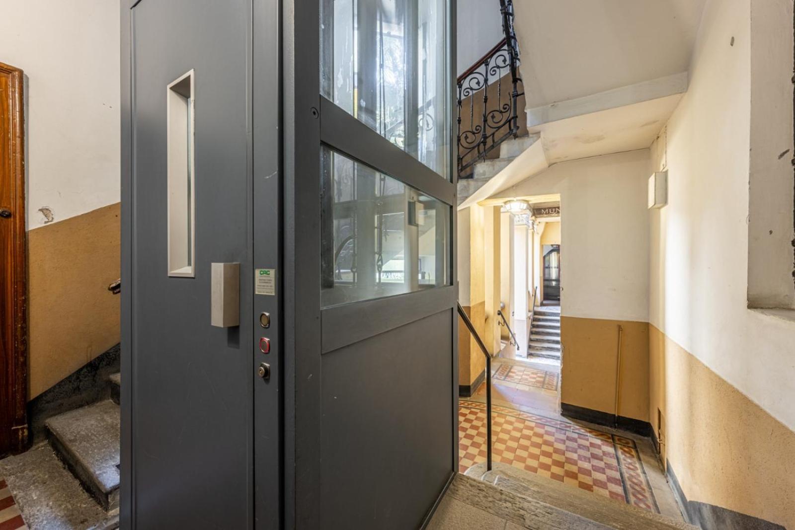 Deluxe Attic For 2, With Amazing Terrace And Poweful Wi-fi - Very Near The Metro, Position, Very Well Connected To Train Stations And Malpensa, Linate And Begramo Airports Appartamento