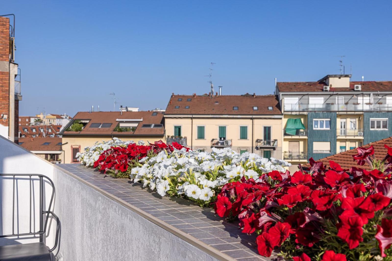Appartamento Deluxe Attic For 2, With Amazing Terrace And Poweful Wi-fi - Very Near The Metro, Position, Very Well Connected To Train Stations And Malpensa, Linate And Begramo Airports *