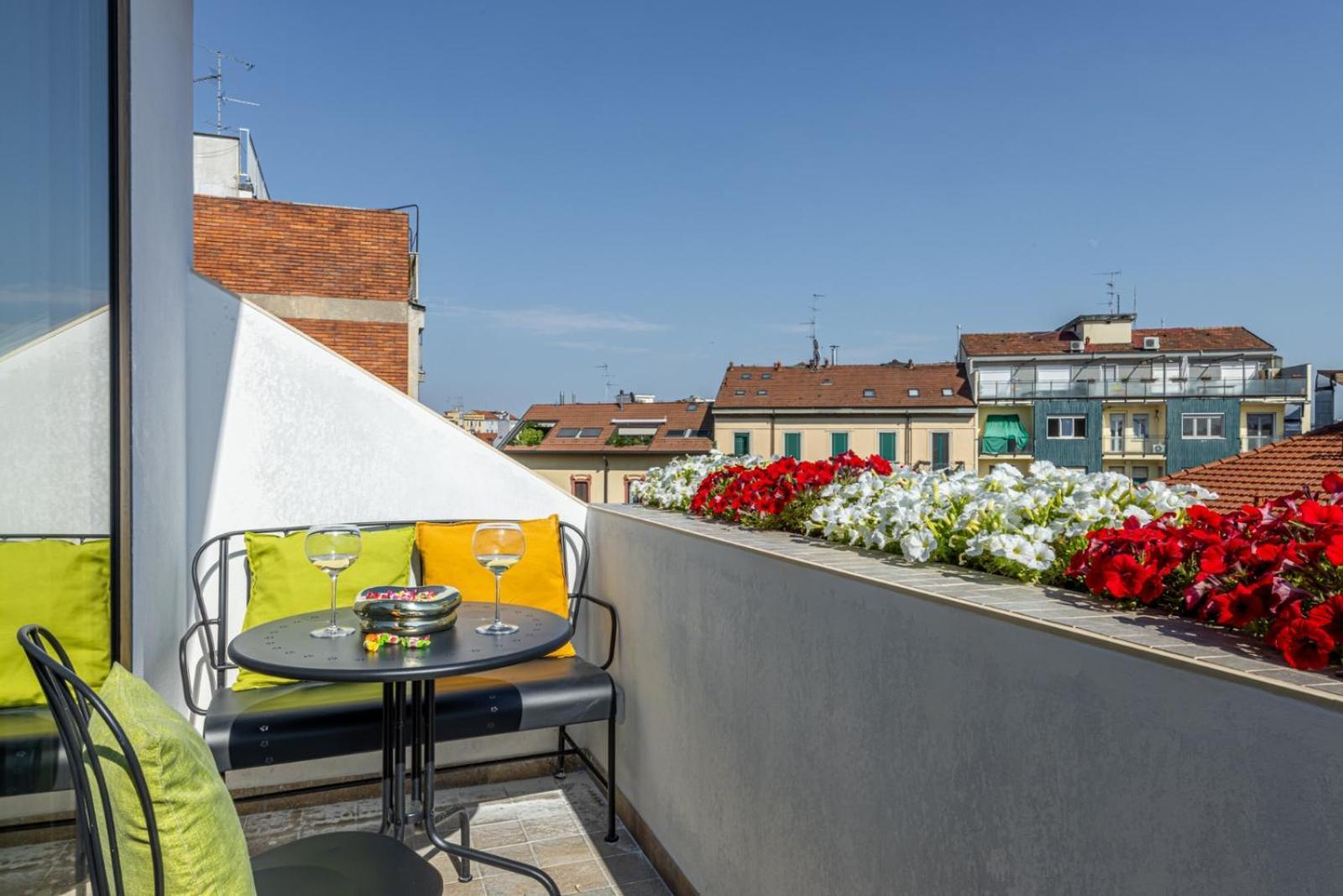 Appartamento Deluxe Attic For 2, With Amazing Terrace And Poweful Wi-fi - Very Near The Metro, Position, Very Well Connected To Train Stations And Malpensa, Linate And Begramo Airports