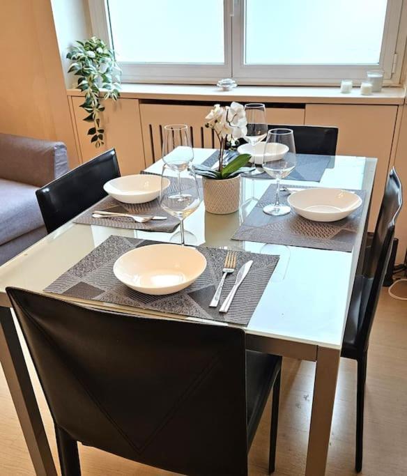 Family Comfort, Duomo 15min Walk Away, With Parking In Front Apartment