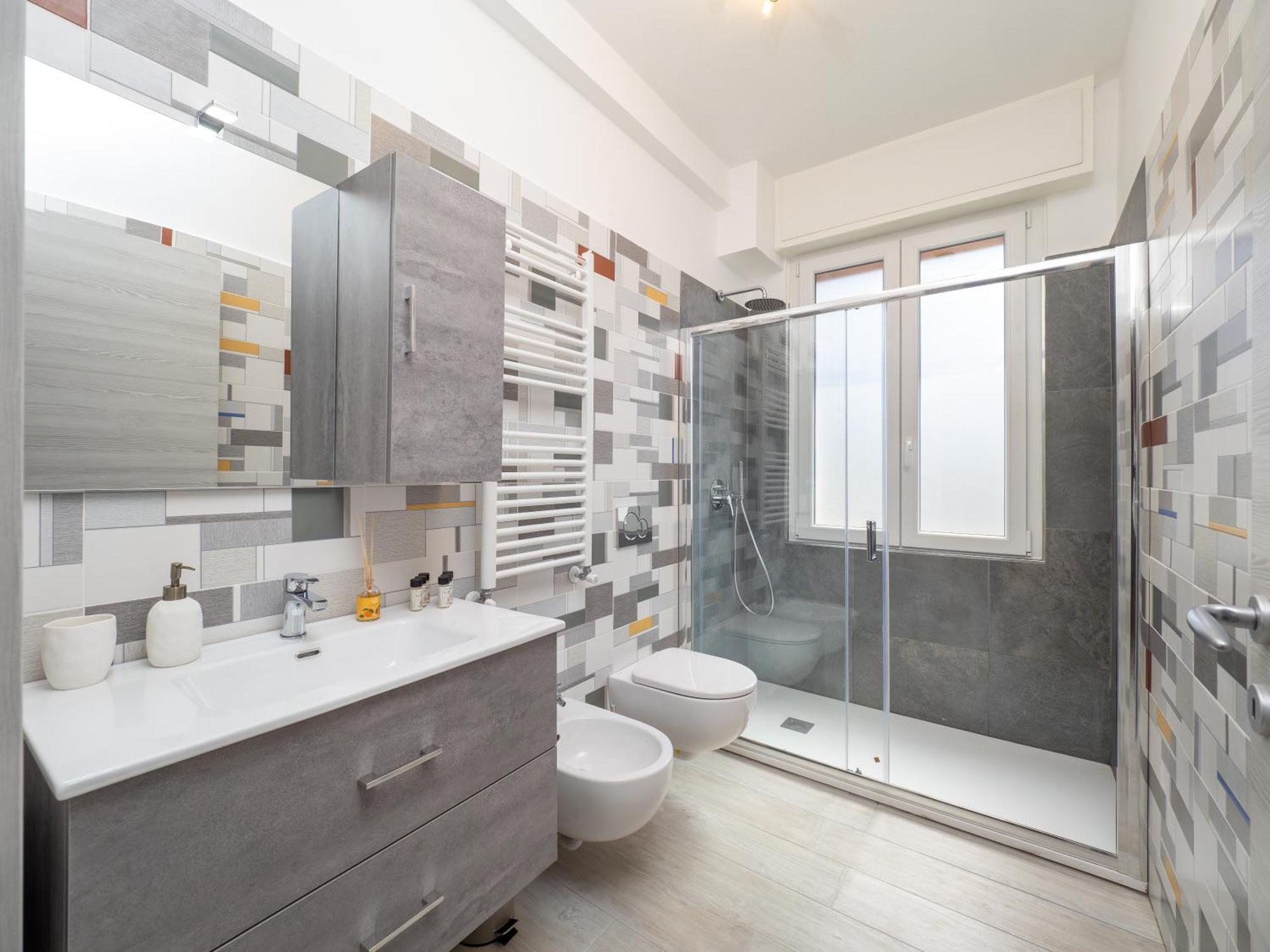 Modern 2br With Private Balcony, Steps To Metro Apartment