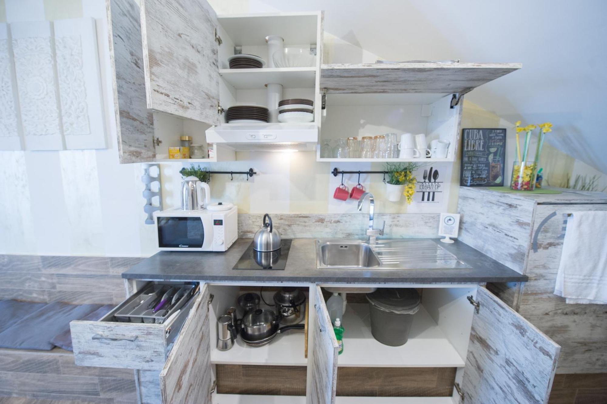 Appartement Amazing Attic Max 10 People With Parking & Wifi, Near To 3 Tram Lines And To The Metro - Well Connected To Airports And To The Train Station Milaan