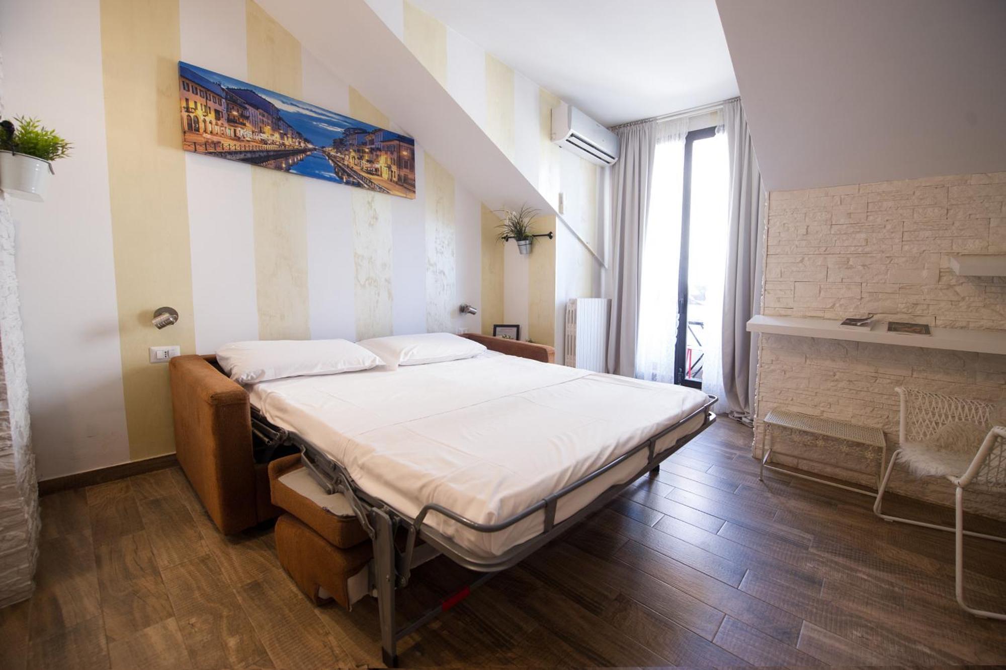 Amazing Attic Max 10 People With Parking & Wifi, Near To 3 Tram Lines And To The Metro - Well Connected To Airports And To The Train Station Appartement Milaan