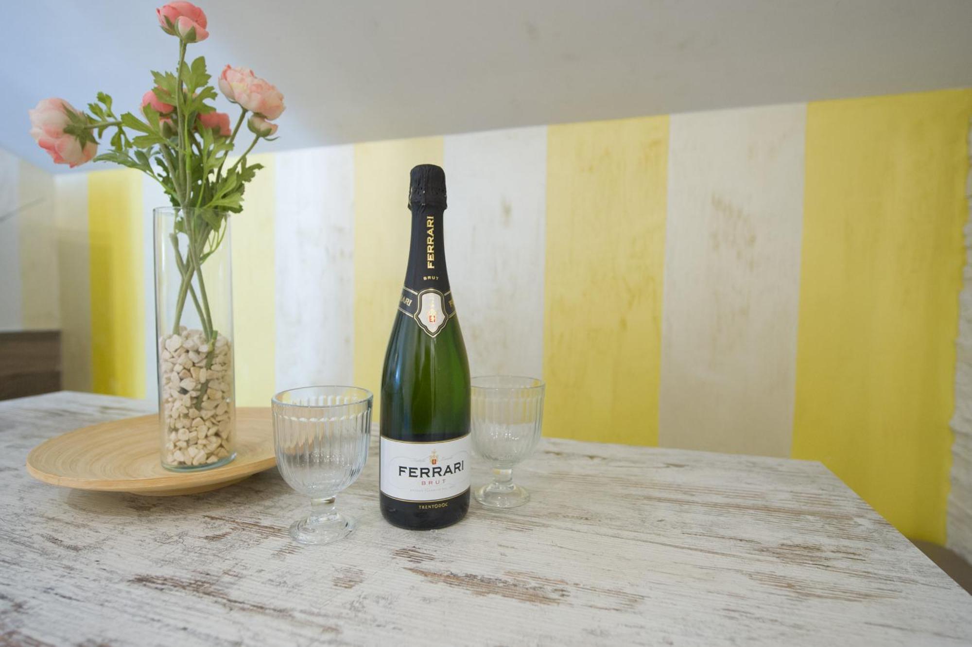 Amazing Attic Max 10 People With Parking & Wifi, Near To 3 Tram Lines And To The Metro - Well Connected To Airports And To The Train Station Appartement *