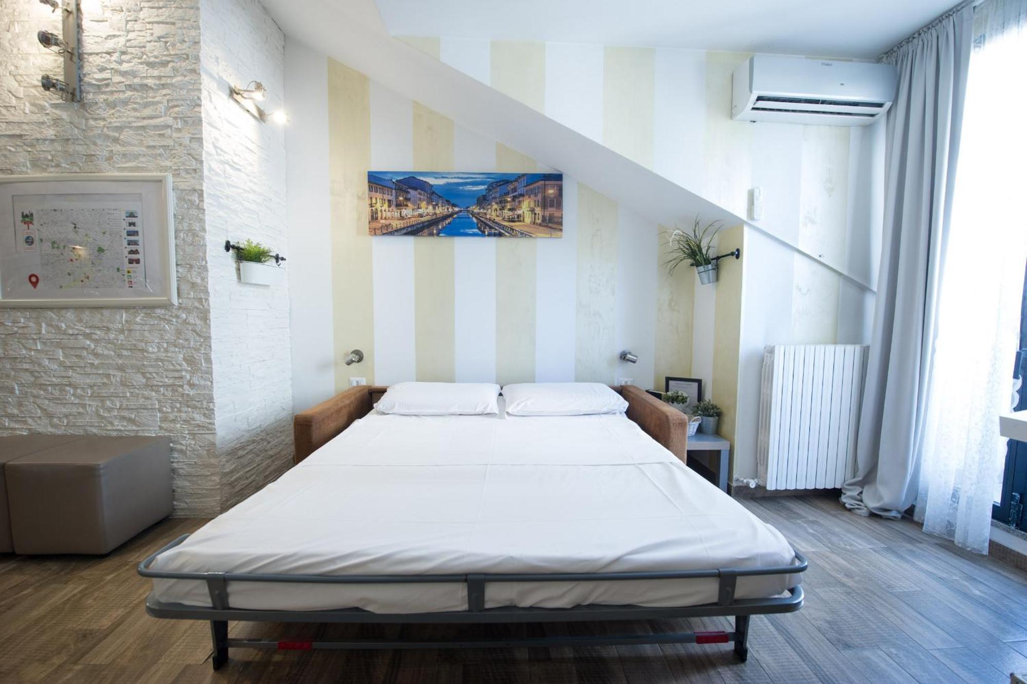 Amazing Attic Max 10 People With Parking & Wifi, Near To 3 Tram Lines And To The Metro - Well Connected To Airports And To The Train Station Appartement Milaan
