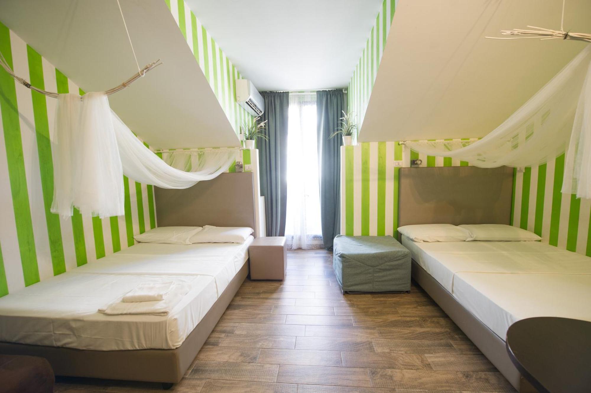 Appartement Amazing Attic Max 10 People With Parking & Wifi, Near To 3 Tram Lines And To The Metro - Well Connected To Airports And To The Train Station Milaan