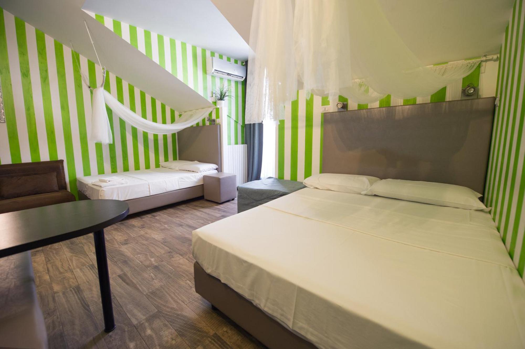 Amazing Attic Max 10 People With Parking & Wifi, Near To 3 Tram Lines And To The Metro - Well Connected To Airports And To The Train Station Appartement Milaan