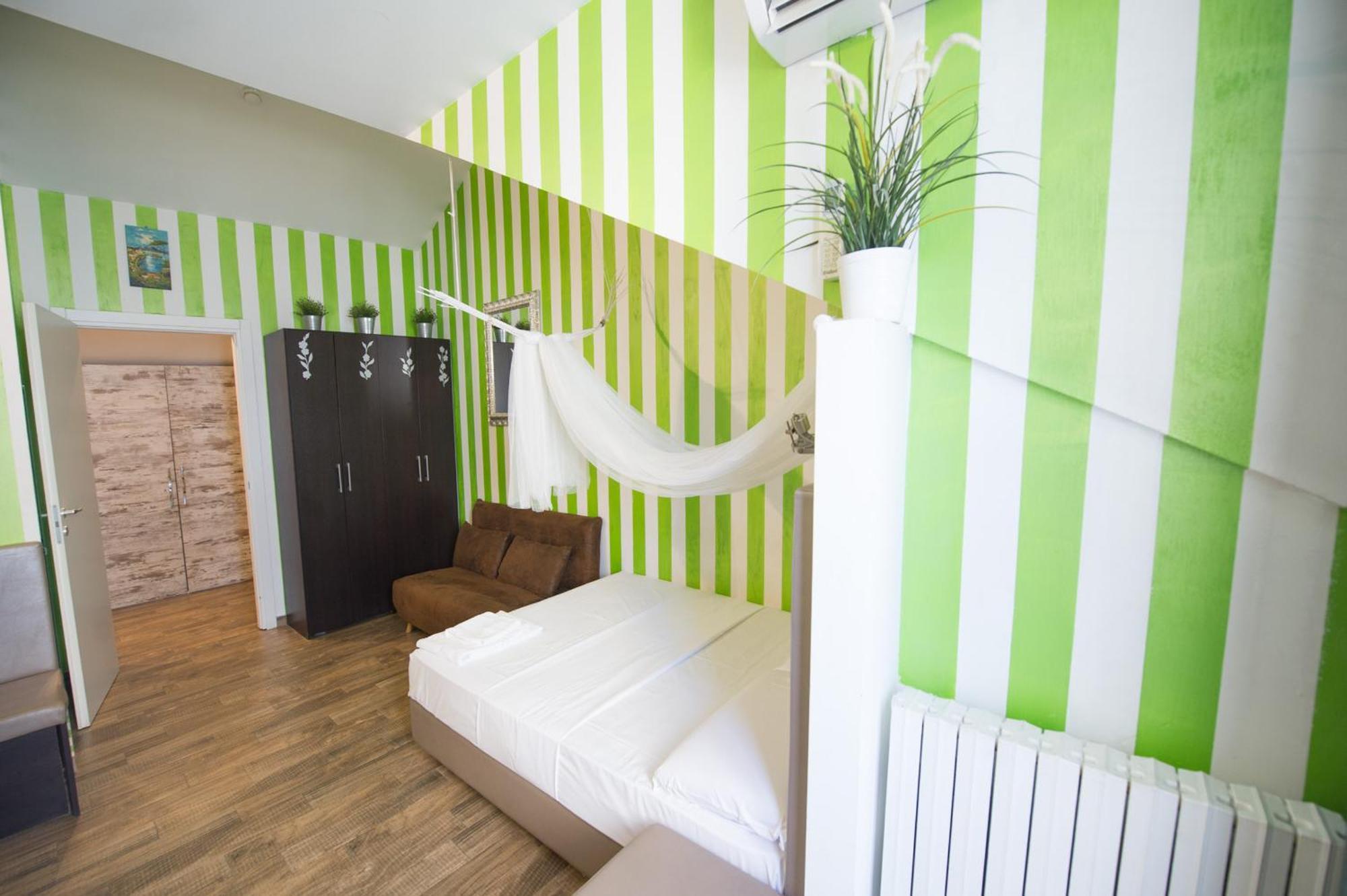 Amazing Attic Max 10 People With Parking & Wifi, Near To 3 Tram Lines And To The Metro - Well Connected To Airports And To The Train Station * Milaan