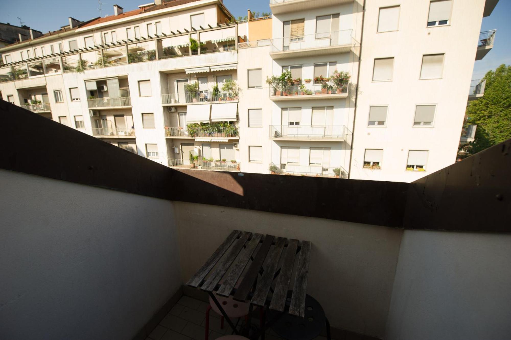Amazing Attic Max 10 People With Parking & Wifi, Near To 3 Tram Lines And To The Metro - Well Connected To Airports And To The Train Station