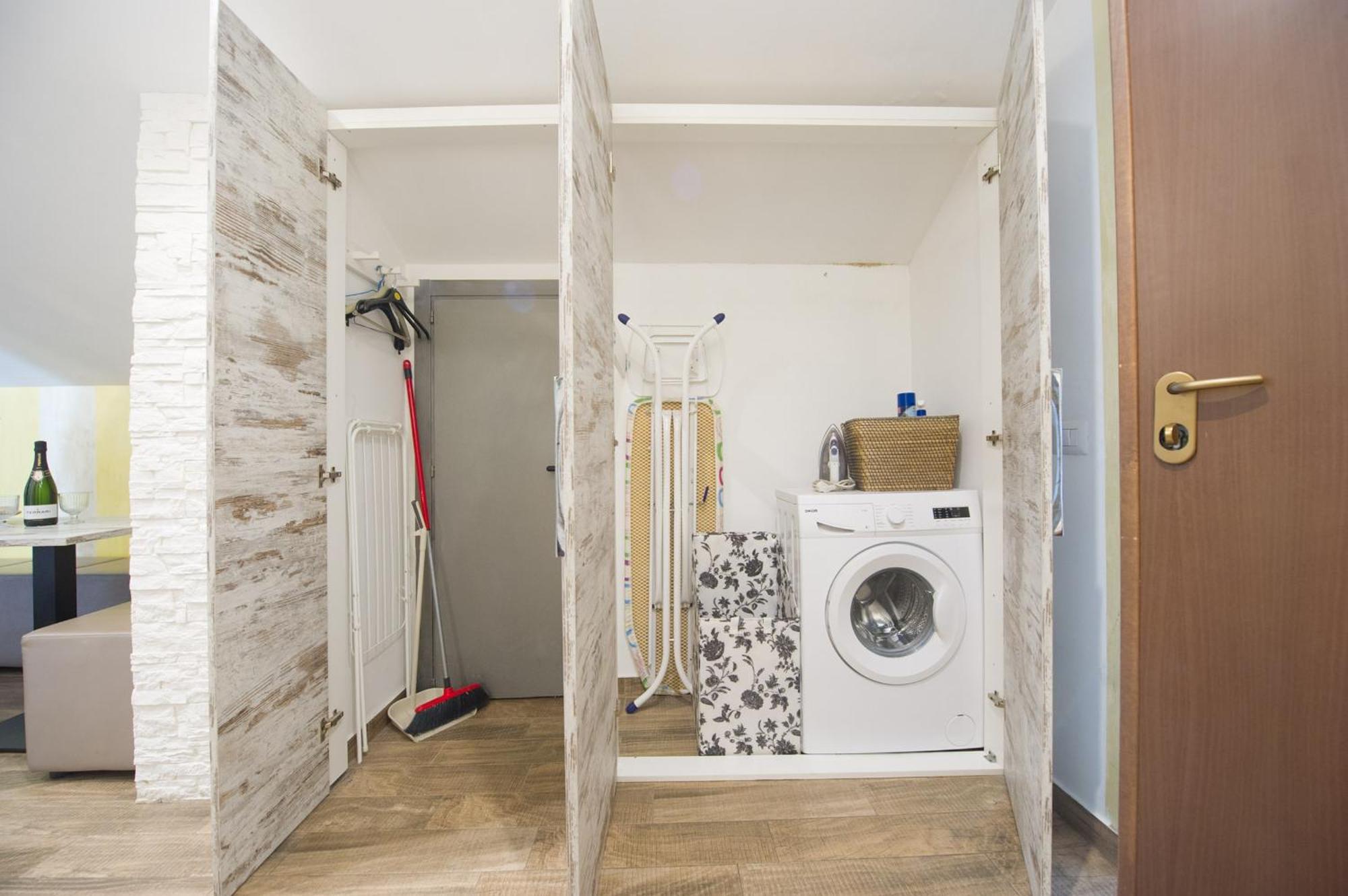 Amazing Attic Max 10 People With Parking & Wifi, Near To 3 Tram Lines And To The Metro - Well Connected To Airports And To The Train Station Appartement *