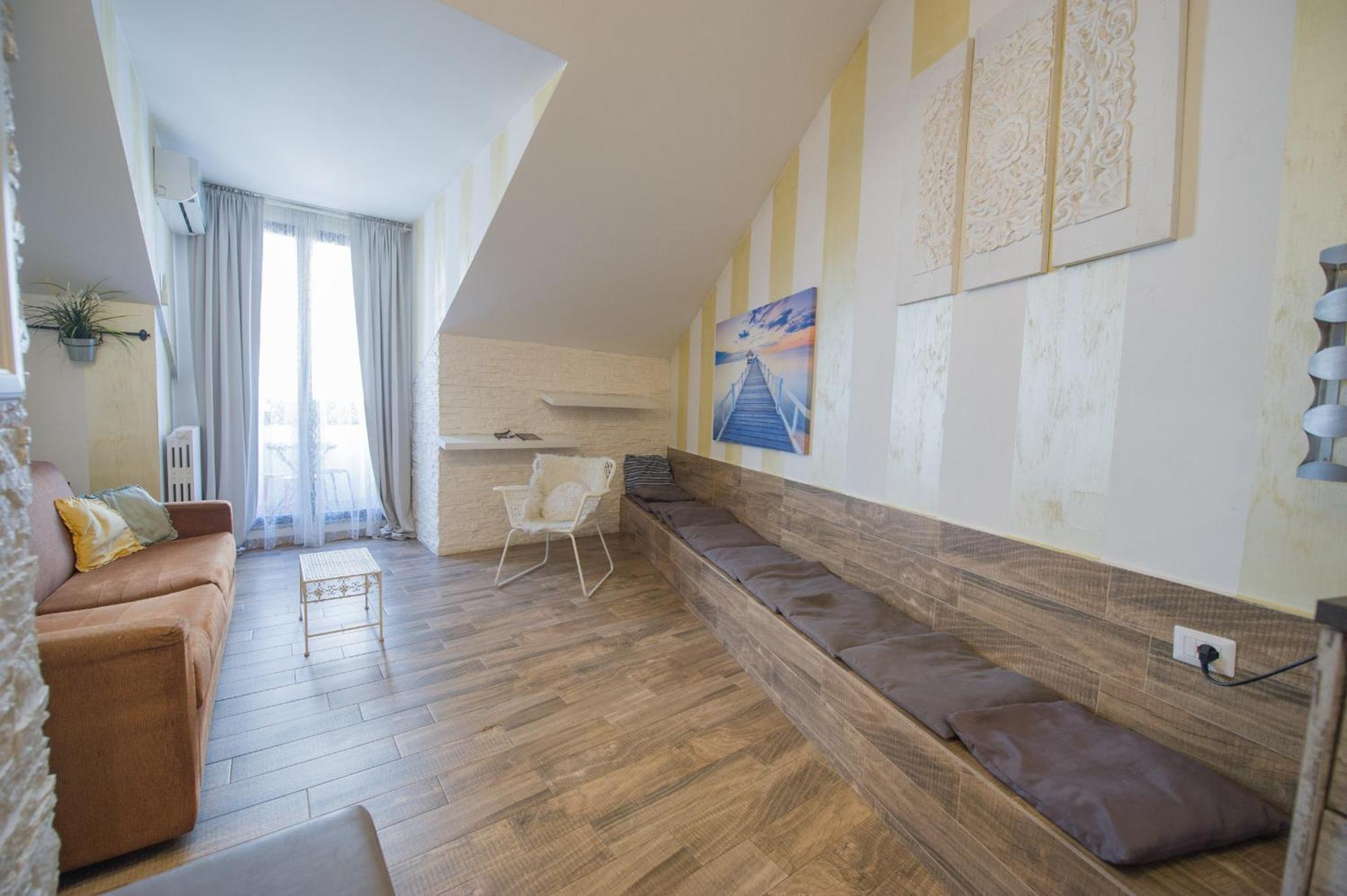 Amazing Attic Max 10 People With Parking & Wifi, Near To 3 Tram Lines And To The Metro - Well Connected To Airports And To The Train Station Appartement Milaan